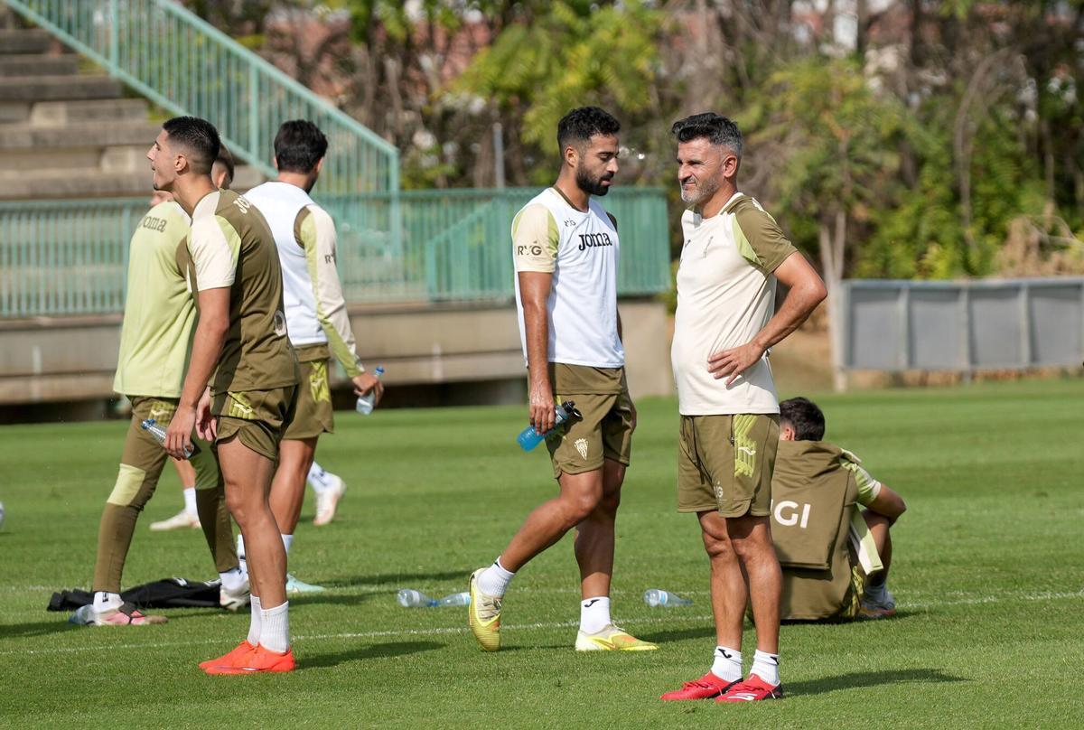 Iván Ania observa el trabajo de sus futbolistas en una sesión de esta semana en la Ciudad Deportiva.