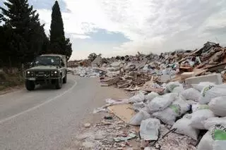 Una carretera invadida por los escombros en Rabasa
