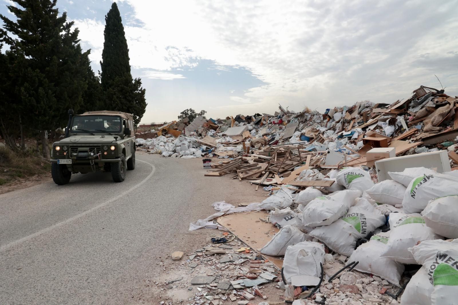 Una carretera invadida por los escombros en Rabasa