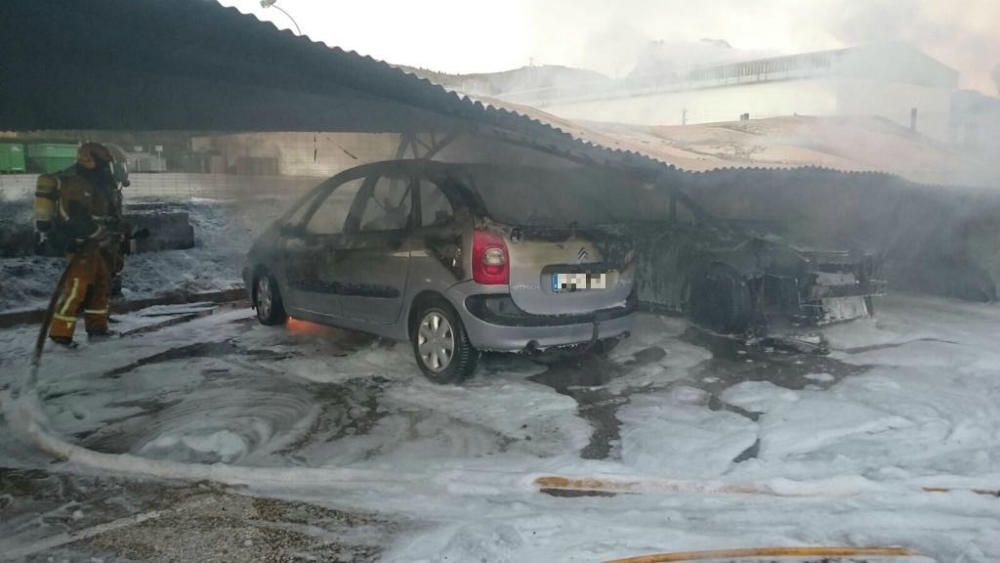 Aparatoso incendio de coches junto al peaje de La Vila