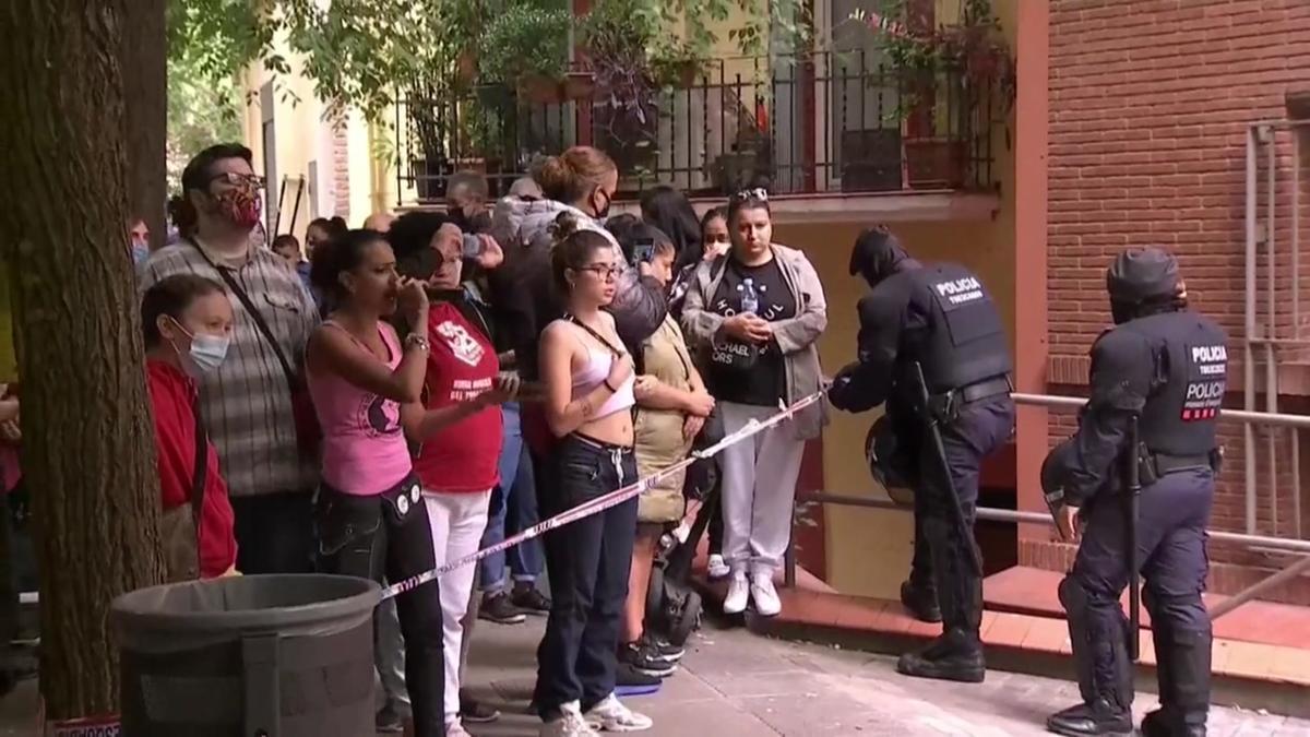 Protesta por el desahucio de una familia vulnerable con un menor en Poble Sec.