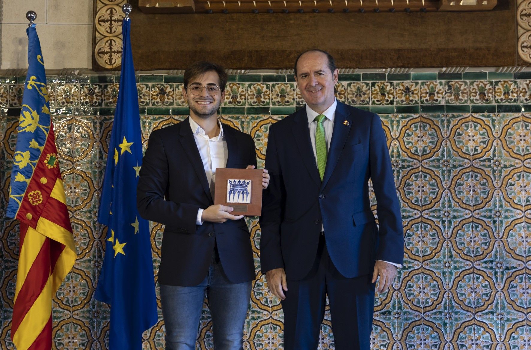 Las imágenes del Acto Cívico que reconoce a personas y colectivos de Gandia