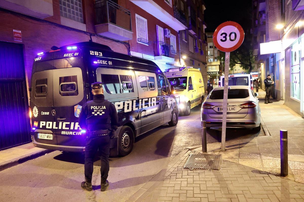Agentes de la Policía Local y sanitarios, en el lugar del suceso en el barrio del Carmen.