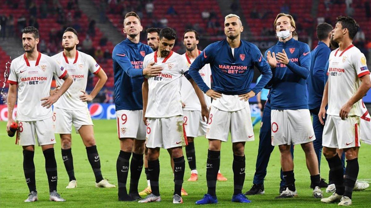 Los jugadores del Sevilla tras la final ante el Bayern.