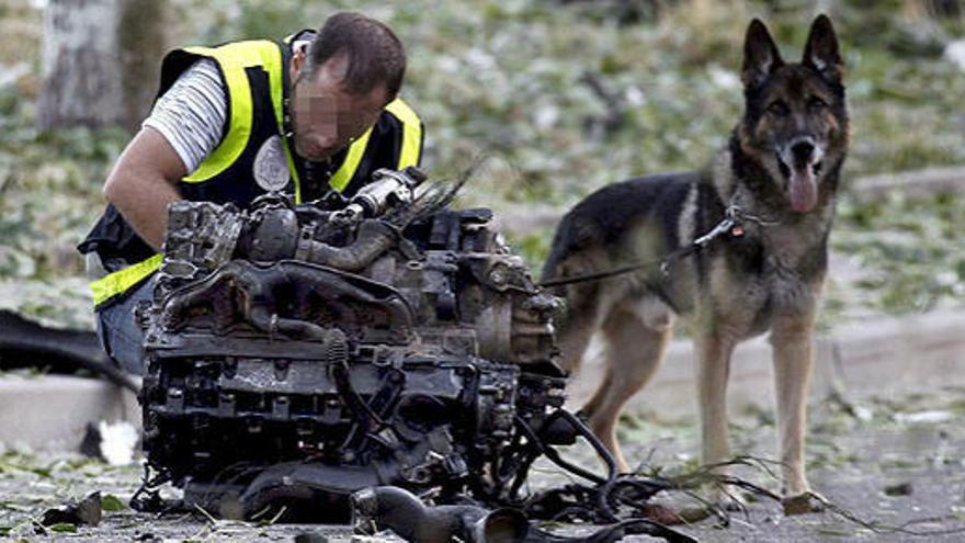 Un policía acompañado de un perro, en una foto de archivo.