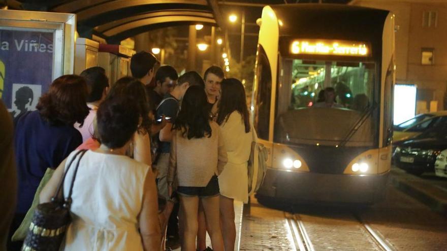 Transporte público para ir a la playa en la Noche de San Juan en València.