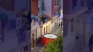 La Policía Nacional salva a un hombre que iba a tirarse desde un primer piso en Alicante