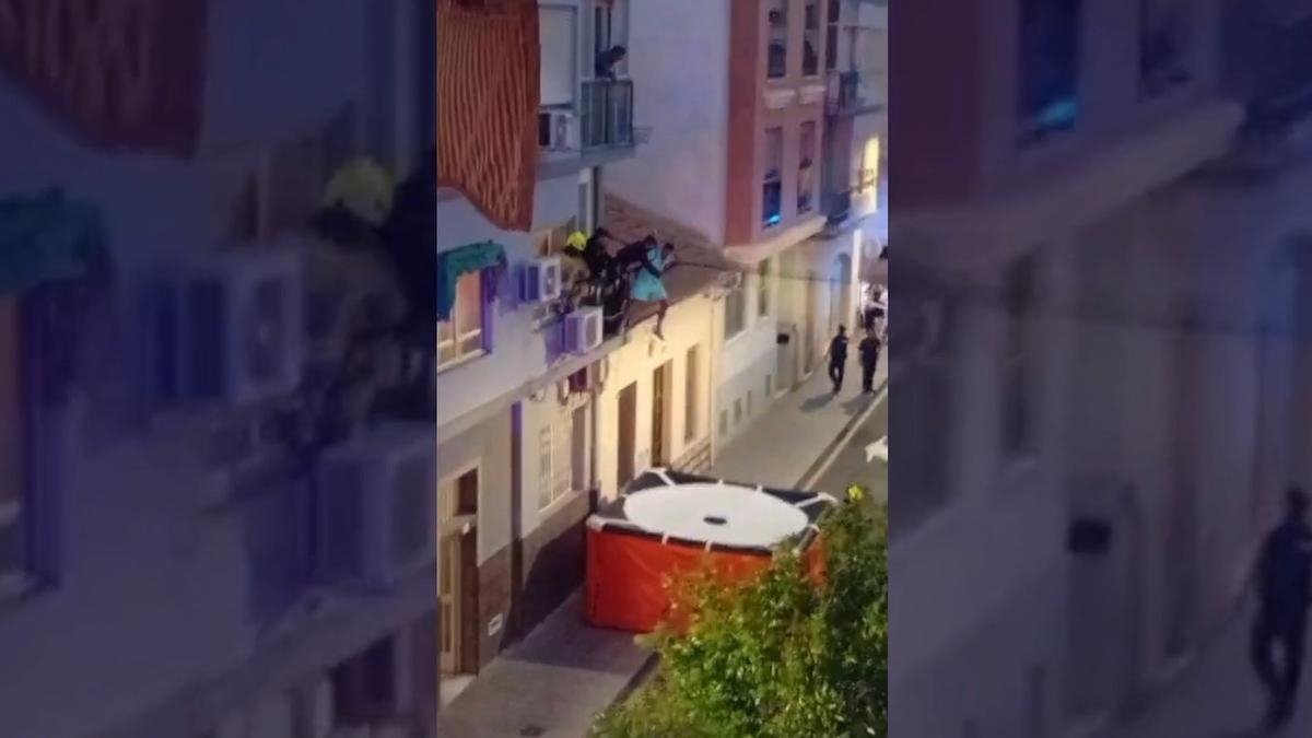 La Policía evita que un hombre se lance desde un primer piso en Alicante