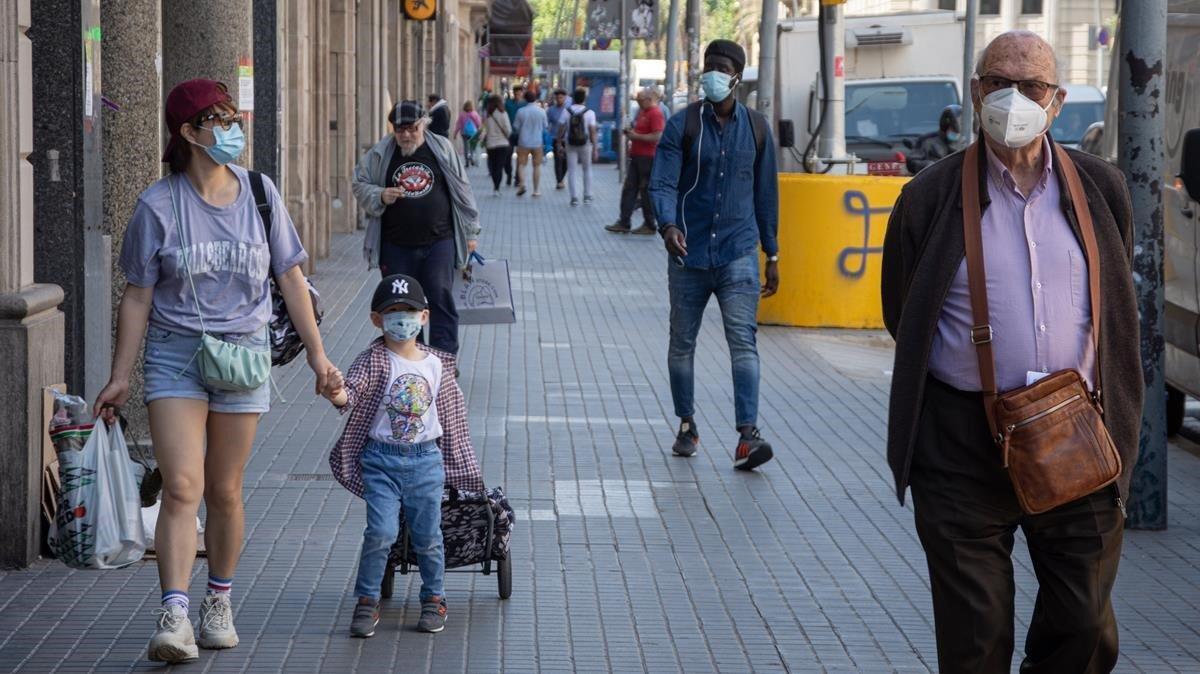 Peatones y paseantes en la calle barcelonesa de Pelai, el lunes 18 de mayo.