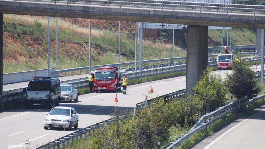 Un herido leve en un choque entre un camión y un turismo en El Berrón