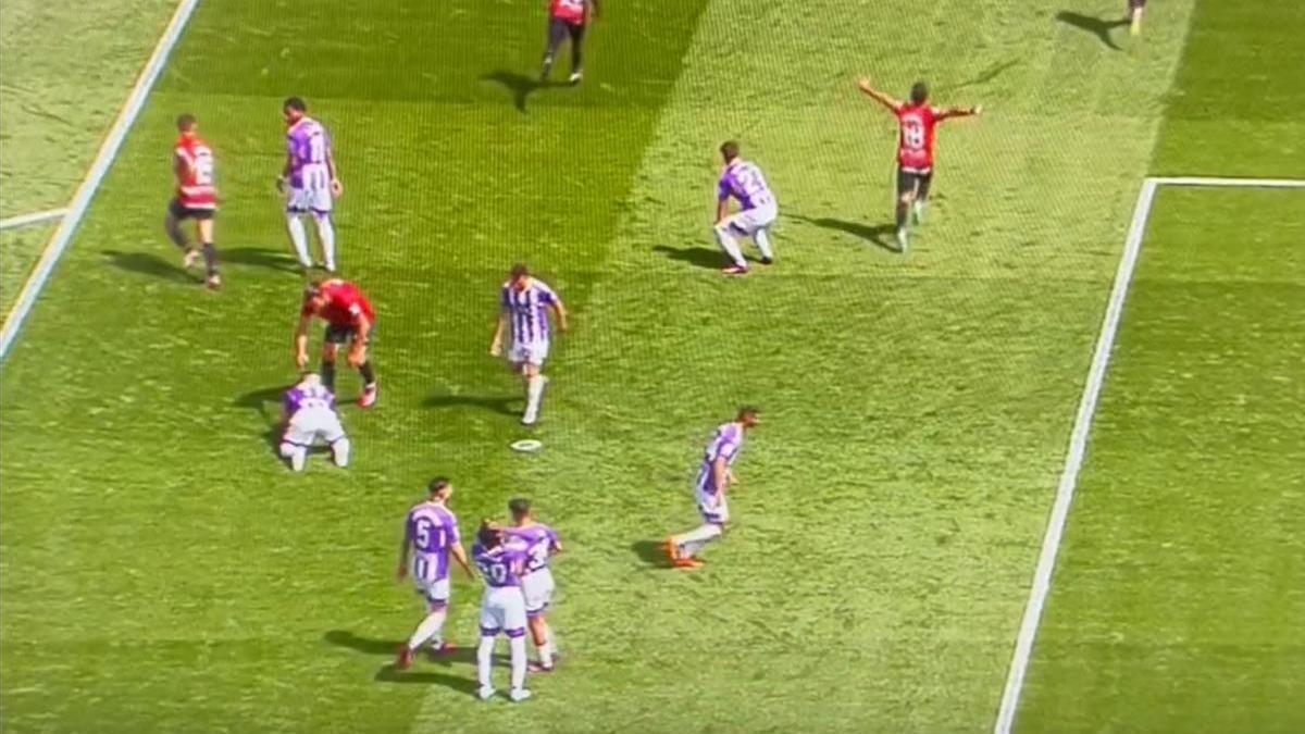 Muriqi atiende a Roque Mesa tras el gol de Manu Morlanes.