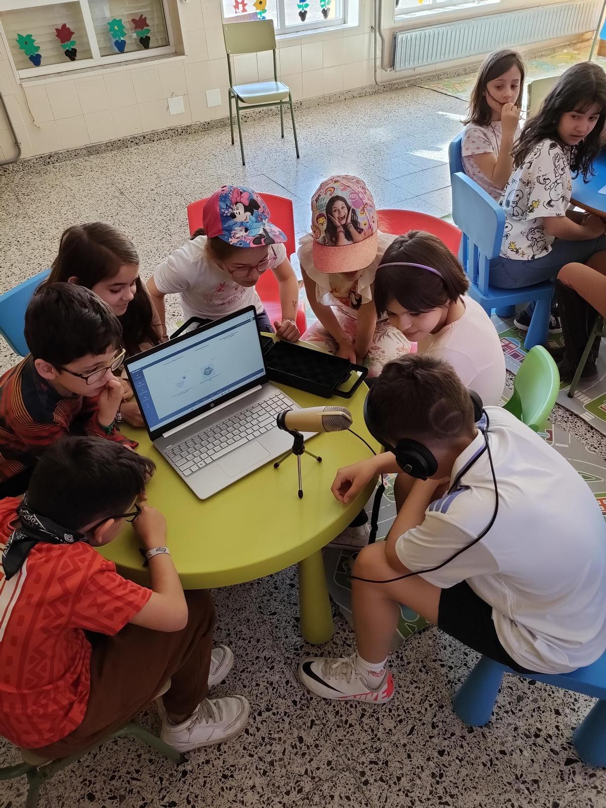 Los chicos y chicas del CEIP Doctor Suárez viajan a través de las  ondas desde Fornelos  de Montes.