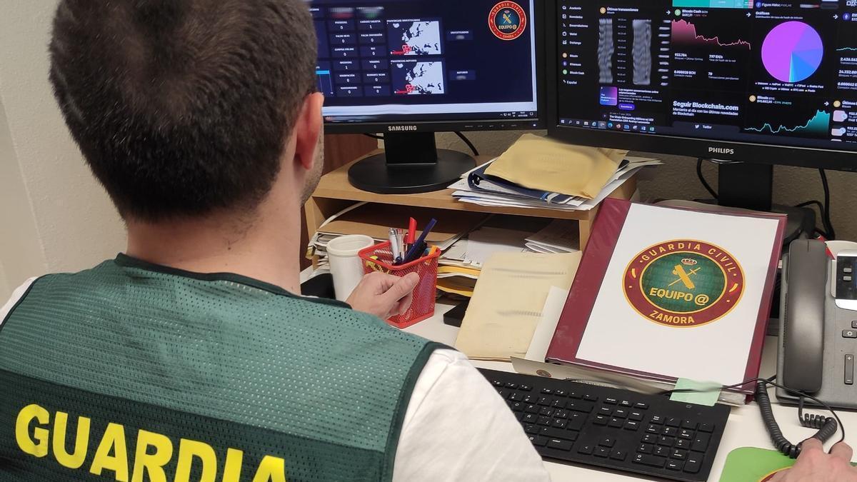 Un agente del equipo @ de la Guardia Civil de Zamora, durante la investigación.