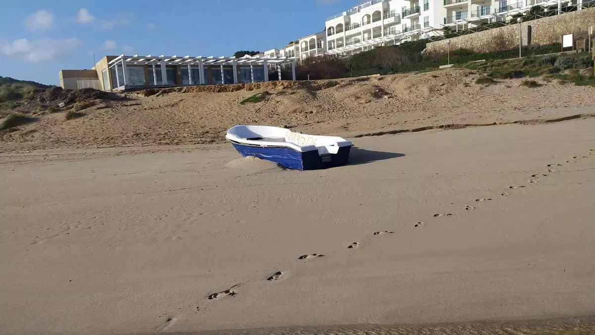 Aparece una patera varada en la playa de Cala Mesquida, en Capdepera