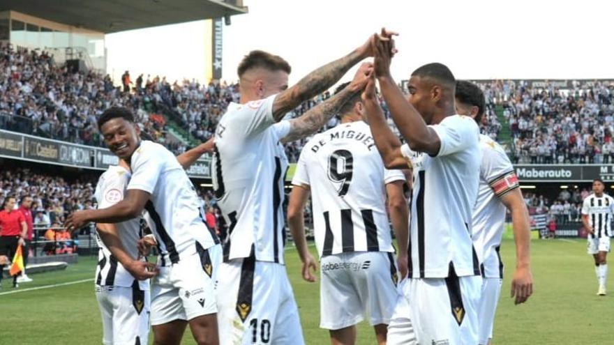 Los jugadores del Castellón celebran uno de sus tres goles ante el Recreativo Granada.