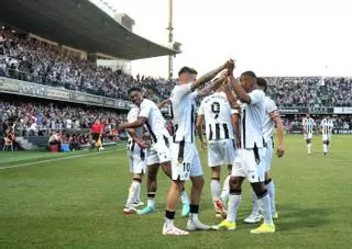 La crónica | El Castellón pone a enfriar el cava del ascenso a Segunda (3-0)