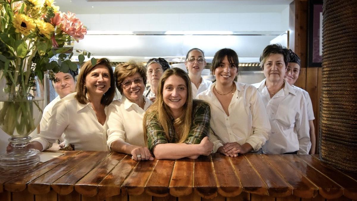 Lucía Freitas con las mujeres de O Tío Benito (Barrantes, Pontevedra).