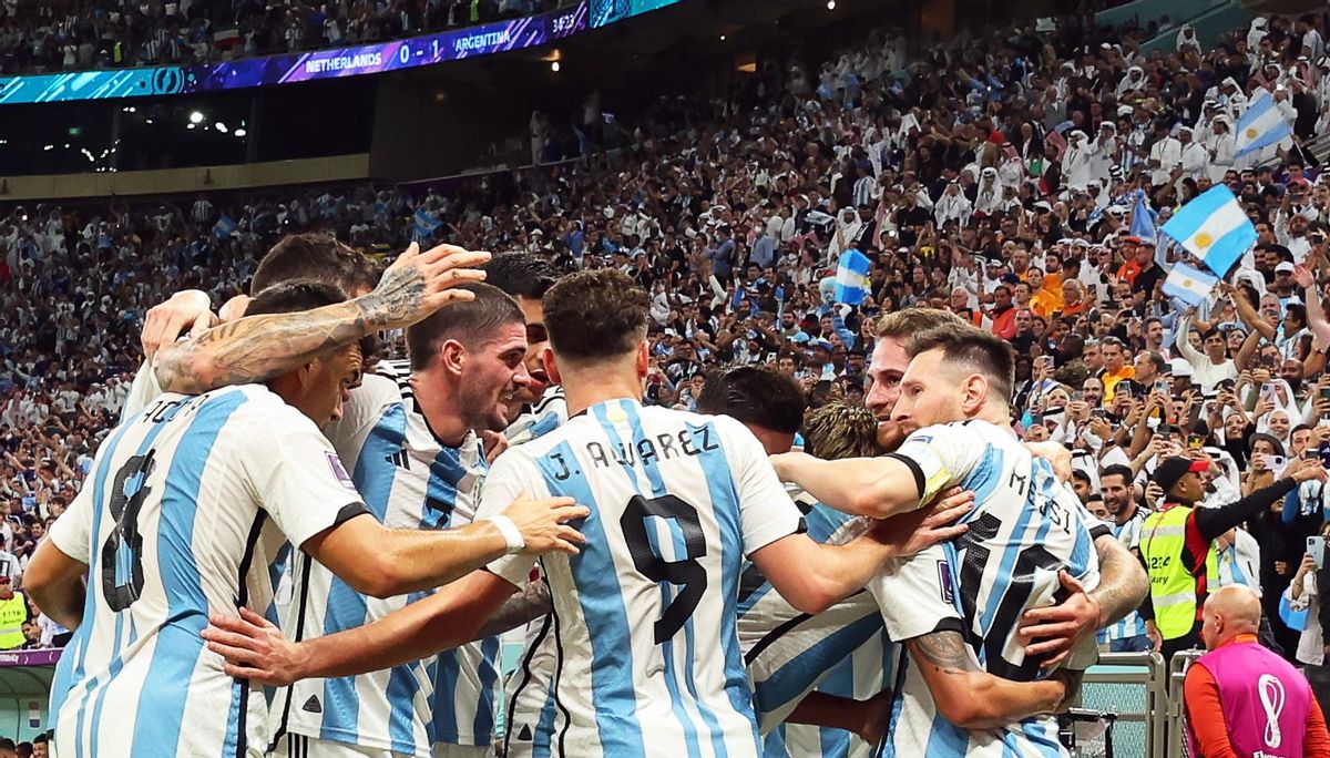 Lusail (Qatar), 09/12/2022.- Lionel Messi (R) of Argentina and teammates celebrate their 1-0 lead during the FIFA World Cup 2022 quarter final soccer match between the Netherlands and Argentina at Lusail Stadium in Lusail, Qatar, 09 December 2022. (Mundial de Fútbol, Países Bajos; Holanda, Estados Unidos, Catar) EFE/EPA/Mohamed Messara