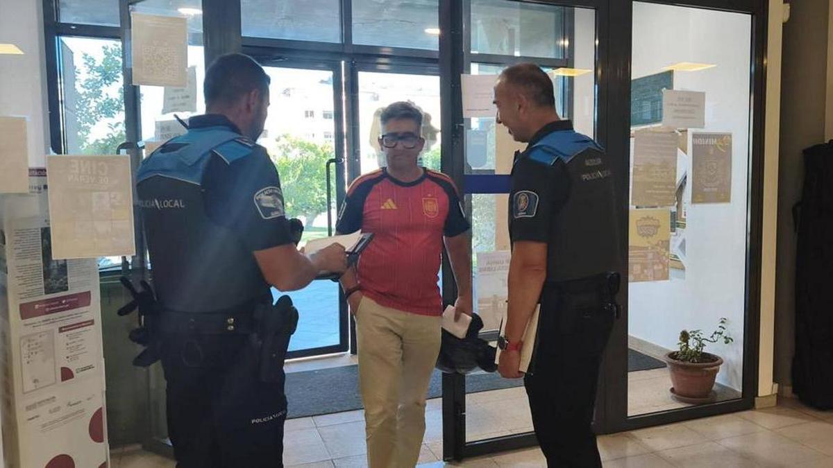 Mario Rodríguez, durante la identificación a todos los ediles en la entrada de la asamblea.