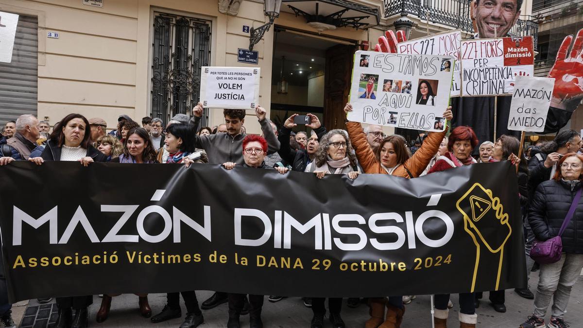 Protesta de la Associació de Víctimes de la dana ante las Corts.