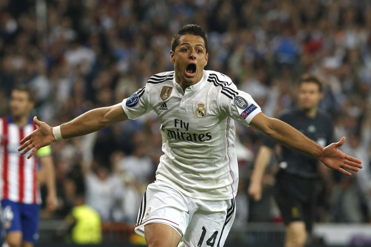 GRA660. MADRID, 22/04/2015.- El delantero del Real Madrid Chicharito celebra tras marcar ante el Atlético de Madrid, durante el partido de vuelta de cuartos de final de la Liga de Campeones disputado esta noche en el estadio Santiago Bernabéu, en Madrid. EFE/Kiko Huesca