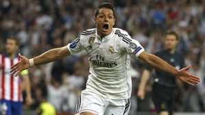 GRA660. MADRID, 22/04/2015.- El delantero del Real Madrid Chicharito celebra tras marcar ante el Atlético de Madrid, durante el partido de vuelta de cuartos de final de la Liga de Campeones disputado esta noche en el estadio Santiago Bernabéu, en Madrid. EFE/Kiko Huesca
