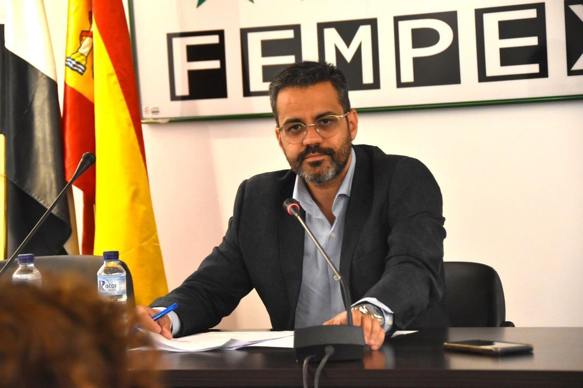 Archivo - El alcalde de Olivenza (Badajoz) y presidente de la Fempex, Manuel J. González Andrade, en una imagen de archivo