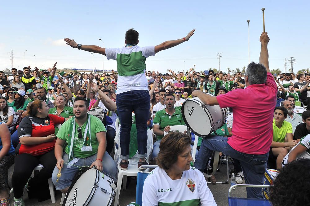 Unos mil aficionados ven el triunfo del Elche en pantalla gigante junto al estadio Martínez Valero