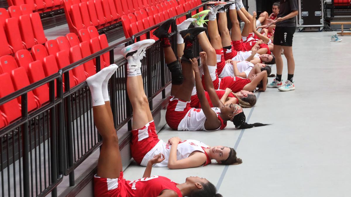 Las jugadoras del Casademont estiran durante un entrenamiento del equipo.