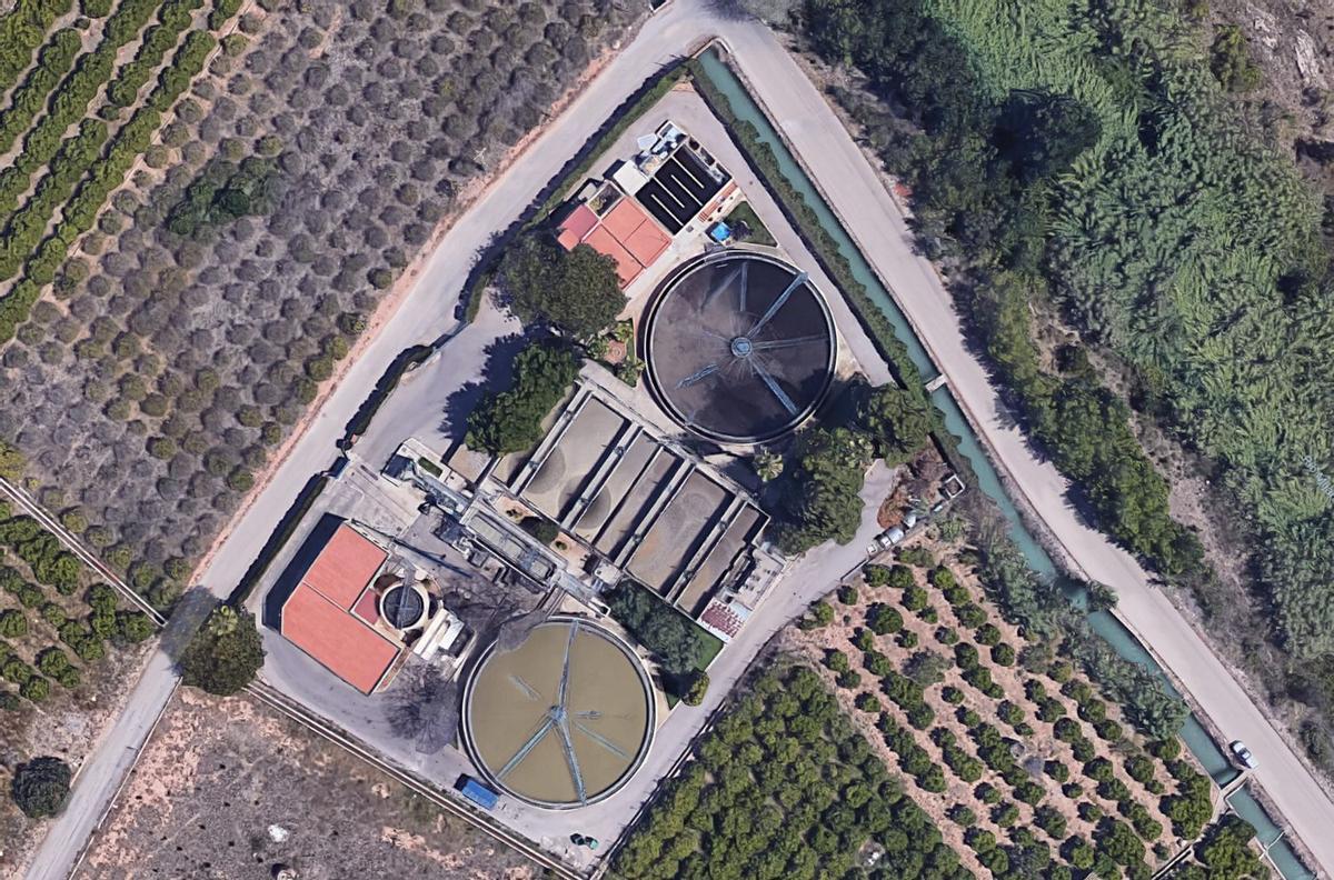 Imagen aérea de la ya obsoleta depuradora de Vora Riu de Vila-real, ubicada junto al cauce del río Millars.
