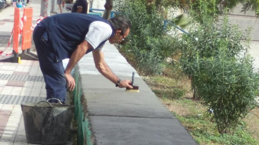 El Ayuntamiento repara más de 260 bancos del paseo de San José