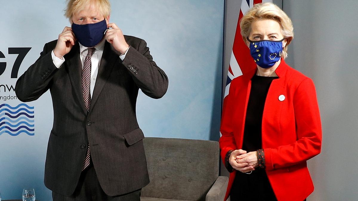 La presidenta de la Comisión Europea, Ursula von der Leyen, y el primer ministro británico, Boris Johnson, este 12 de junio de 2021 durante la cumbre del G7 en Cornualles (Reino Unido).