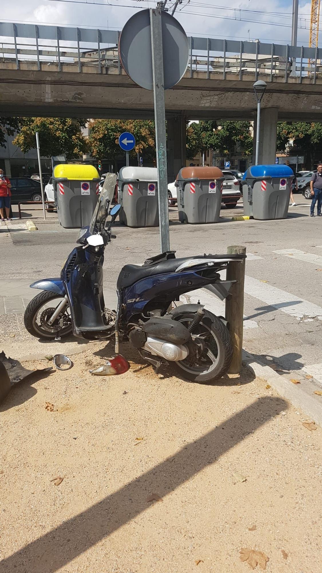 Un cotxe irromp en contra direcció a la plaça Poeta Marquina de Girona i deixa dos ferits