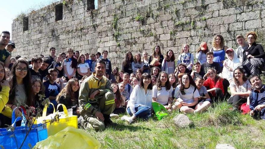 Escolares de Divina Pastora y del colegio madrileño, ayer en Palmés. // FdV