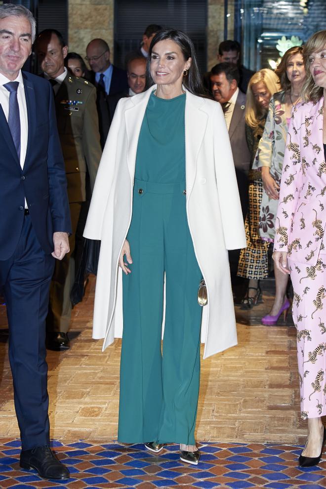 La reina Letizia con abrigo blanco en Madrid