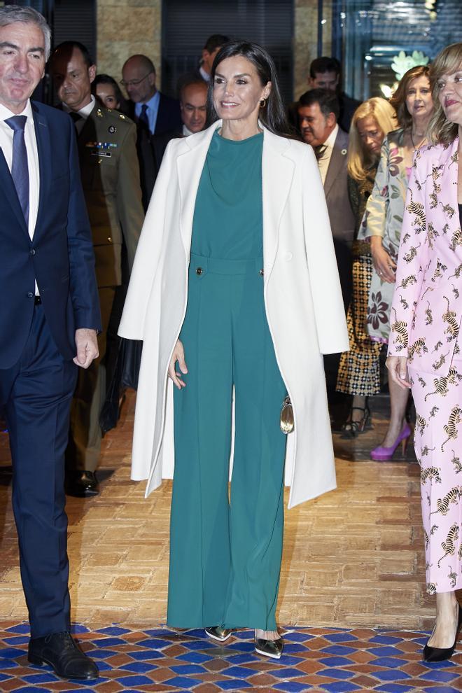 La reina Letizia con abrigo blanco en Madrid