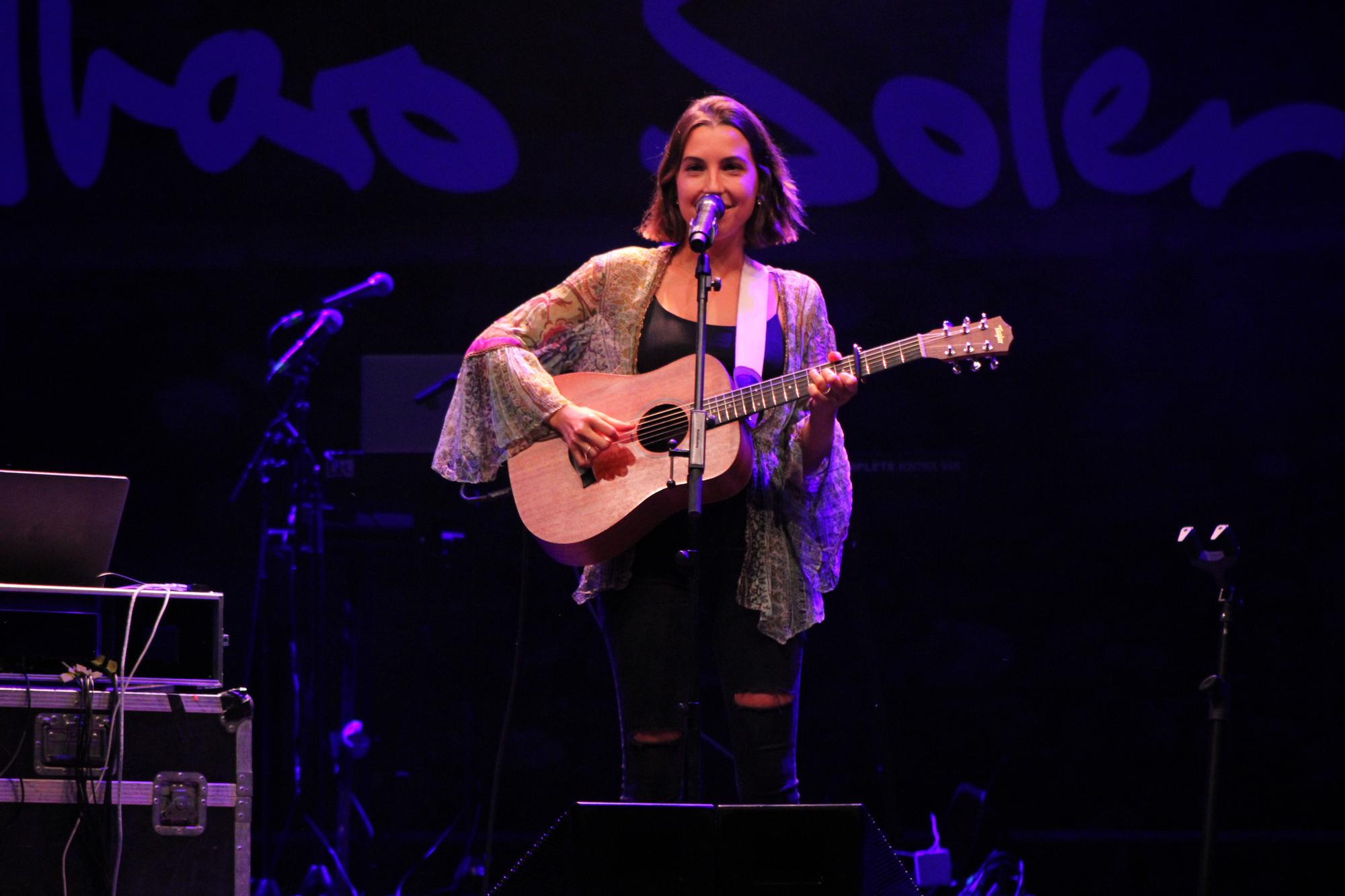 Sara Roy, Greg Taro i Alvaro Soler animen un públic enèrgic a la Ciutadella de Roses