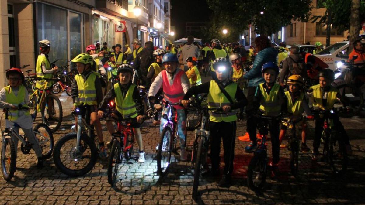 Algunos de los ciclistas participantes en la marcha nocturna / concello