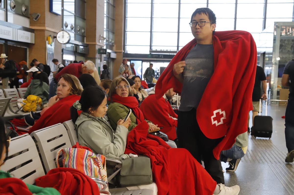 Pasajeros afectados por el apagón y las cancelaciones, esta mañana en la estación.