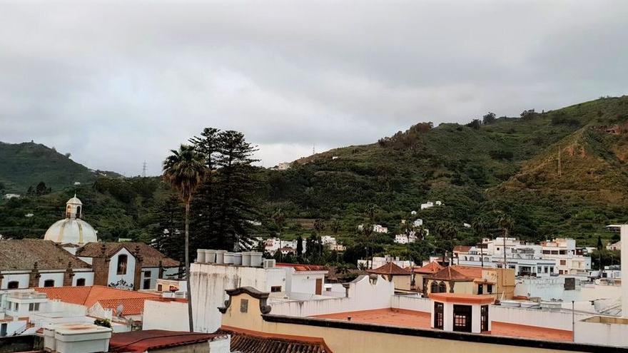 A la derecha, Cruz de Hoya Alta, presidiendo el centro histórico de Teror.