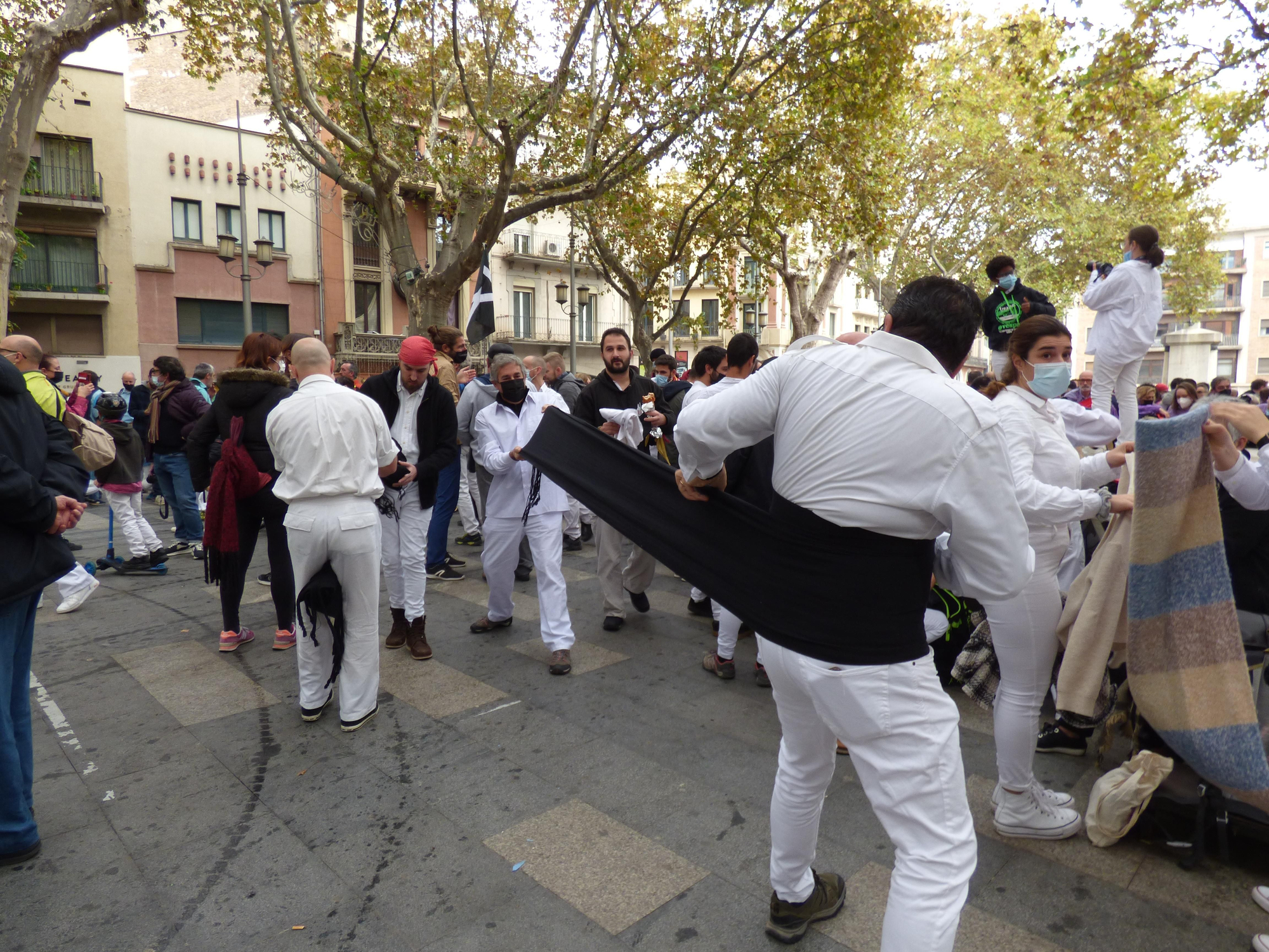 Onze colles castelleres es reuneixen a Figueres en la trobada de tardor de Colles del Nord