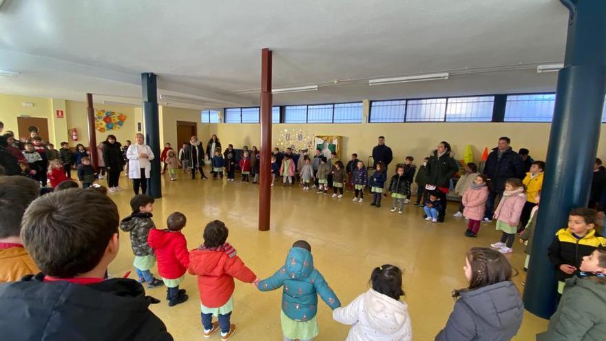 Los más pequeños del colegio Divina Providencia participan en el Día de la Paz.