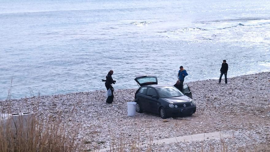 Sorprenden a dos furtivos que habían capturado 325 erizos de mar en el Portitxol de Xàbia