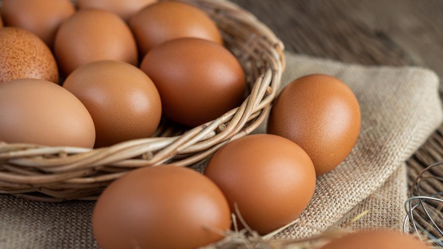 ¿Hay que guardar los huevos fuera o dentro de la nevera?