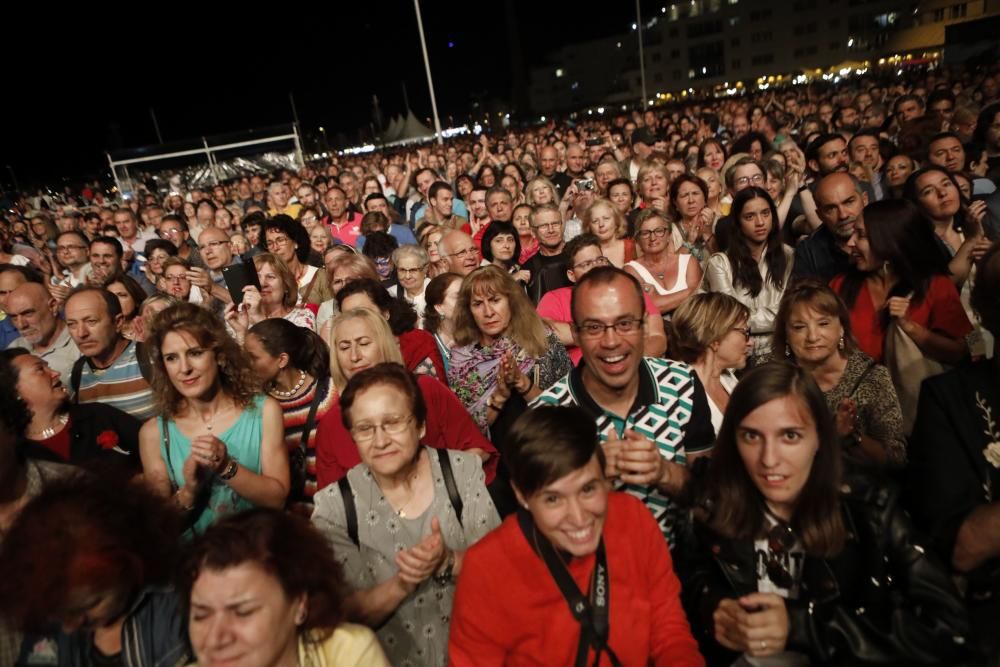 Concierto de Luz Casal en Poniente durante la Semana Grande de Gijón.