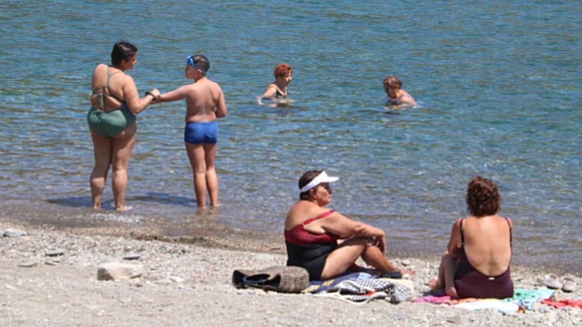 Diverses persones a la platja de Portbou