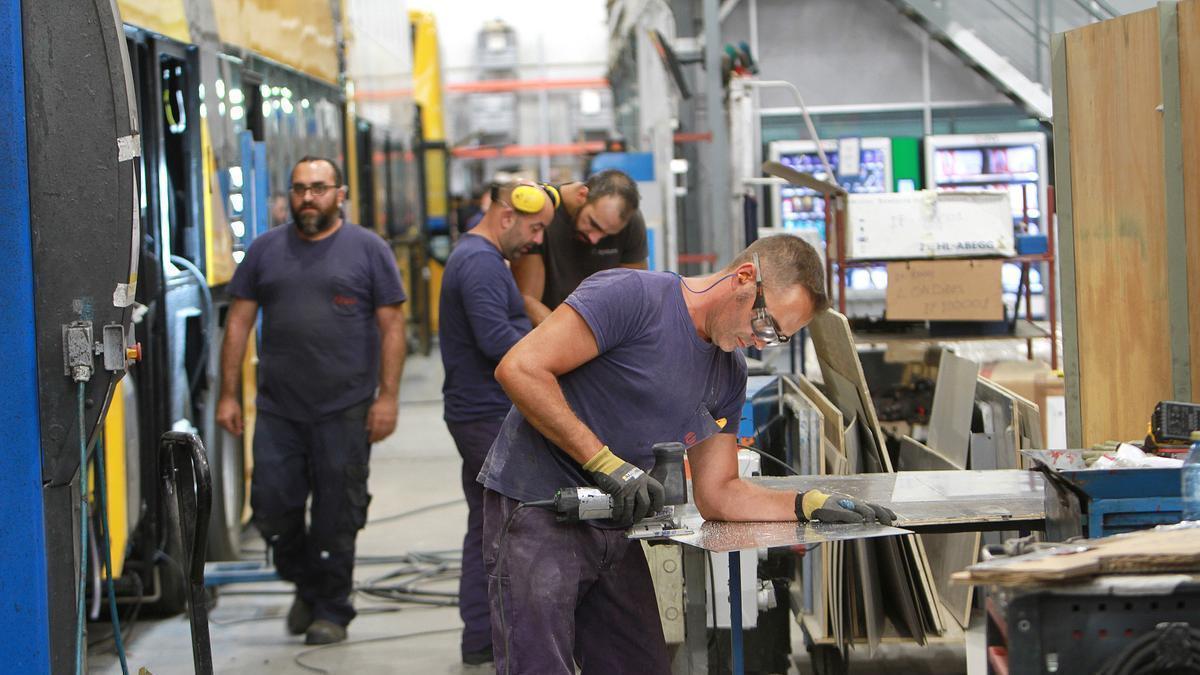 Imagen de archivo de trabajadores del metal.