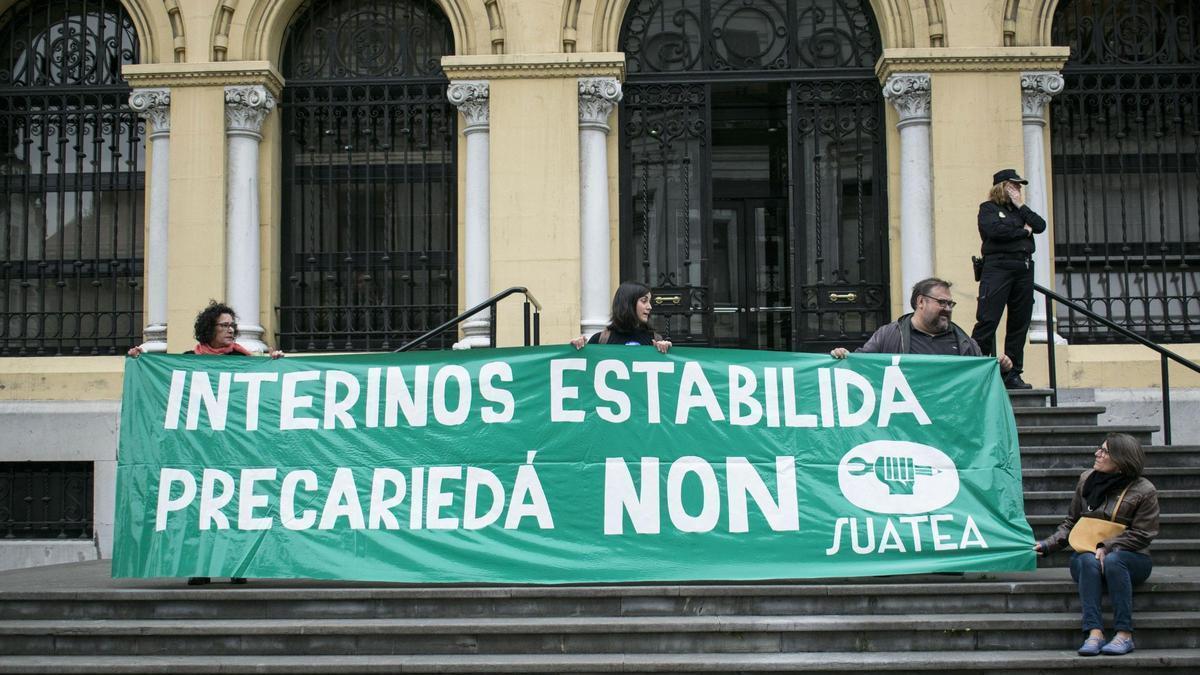 Concentración profesores interinos, frente a Presidencia.