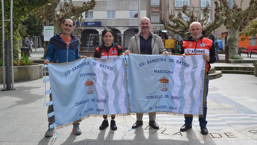 Ricardo Verde, Rosario Freire, Félix Juncal y Valente Campos, ayer con las banderas de la prueba.