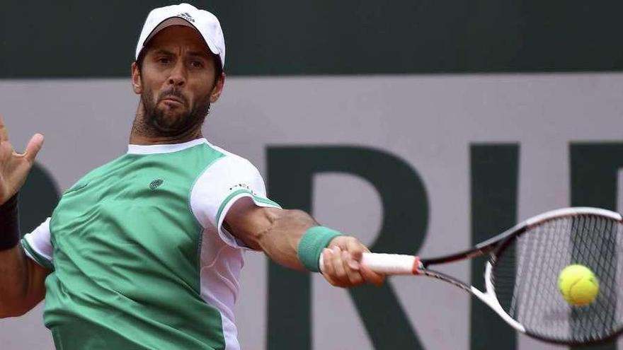 Fernando Verdasco golpea una bola en su partido de ayer contra Cuevas.